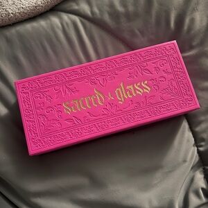 Jeffree Star Sacred Glass Highlighter Palette • Extreme Frost